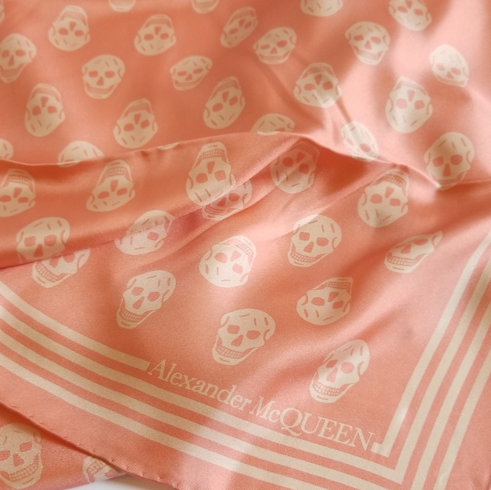 Alexander McQueen Skull Silk Scarf Rose Pink - Picture 4 of 7